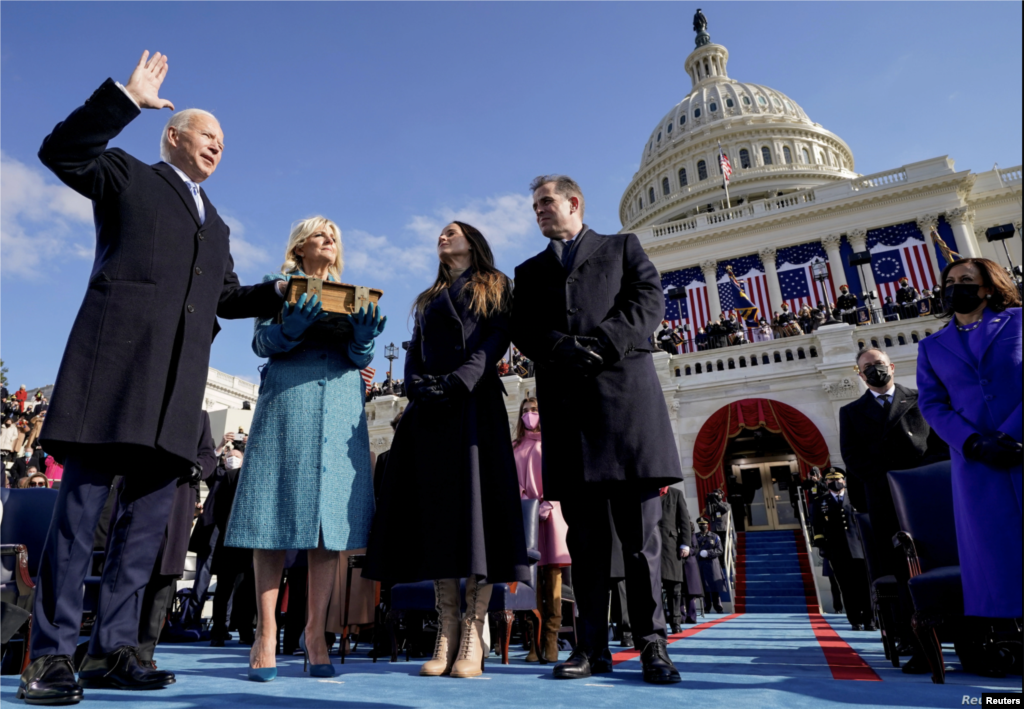 Joe Biden akiapa kuwa &nbsp;rais wa &nbsp;46th wa Marekani mbele ya Jaji Mkuu John Roberts huku mkewe Jill Biden akishikilia Bibilia nje ya Jengo la Bunge la Marekani.&nbsp;