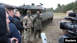 Українські солдати оточені після тренувань на танках Leopard 2 на полігоні в Бергені, Німеччина. 14 березня 2023/ Bundeswehr/Reuters