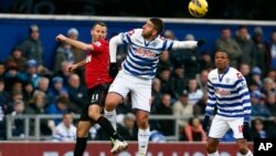 Ryan Giggs dari Manchester United (kiri) berebut bola dengan Adel Taarabt dari Queens Park Rangers (tengah) dalam pertandingan Liga Premier di lapangan Loftus Road di London (23/2).