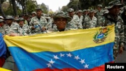 Miembros de la milicia venezolana participan en una manifestación oficialista en Caracas, este jueves 29 de febrero de 2024.