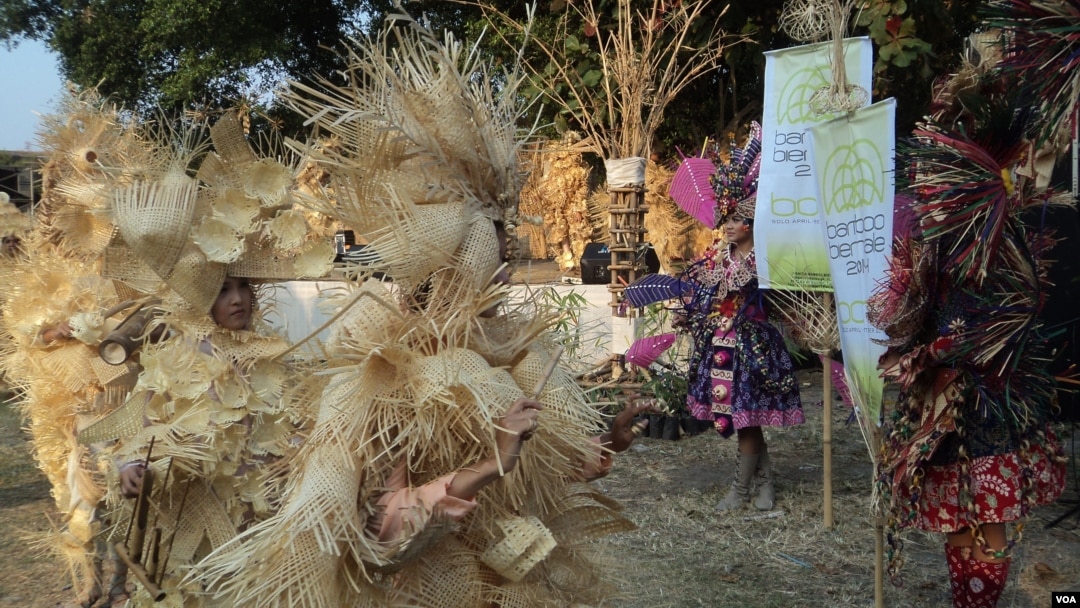 Para penari mengenakan kostum bambu di Solo Bamboo Biennale, Solo. (VOA/Yudha Satriawan)