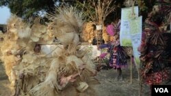 Para penari mengenakan kostum bambu di Solo Bamboo Biennale, Solo. (VOA/Yudha Satriawan)