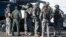 La policía afirma que el área está segura y que los estudiantes fueron trasladados a otra escuela para que sean recogidos por sus padres.