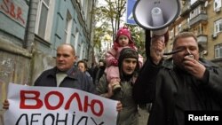Ukrainian human rights and opposition activists protest in central Kiev, October 27, 2012. 