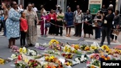 Mourners pay tribute to former President Nelson Mandela in Sandton, Johannesburg, Dec. 6, 2013. 