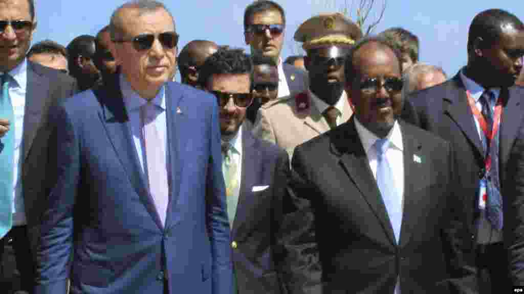 Le président turc Recep Tayyip Erdogan et son homologue somalien Hassan Cheikh Mohamud &nbsp;après son arrivée dans la capitale Mogadiscio, 03 juin 2016.