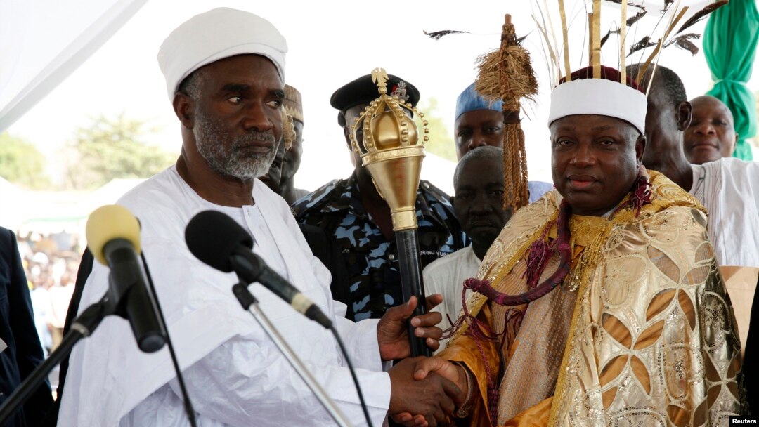 Gwmnan jihar Adamawa Murtala Nyako tare da shuwagabannin gargajiya. 
