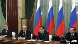 Президент РФ Дмитрий Медведев (второй справа) и премьер-министр РФ Владимир Путин (третий справа). Москва. Россия. 29 декабря 2010 года