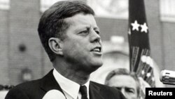 1963년 11월 22일 저격범의 총에 맞아 사망한 존 F. 케네디 미국 대통령이 같은 날 텍사스 주 포트워스에서 연설하는 모습.