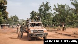 Des miliciens de la Coalition des patriotes du changement (CPC) patrouillent dans le village de Niakari, qui marque la ligne de front avec l'armée centrafricaine et ses alliés, au nord de Bangassou, le 30 janvier 2021.