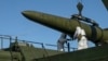 แฟ้มภาพ - ทหารรัสเซียติดตั้งขีปนาวุธใส่เครื่องยิงจรวดเคลื่อนที่ระหว่างการซ้อมรบ ณ สถานที่ที่ไม่มีการเปิดเผย เมื่อวันที่ 2 ก.พ. 2024 (ภาพจากเอพี)