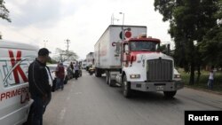 Truk-truk pengangkut bantuan kemanusiaan untuk Venezuela tiba di dekat Tienditas, jembatan perbatasan antara Kolombia dan Venezuela, Cucuta, Kolombia, 7 Februari 2019.