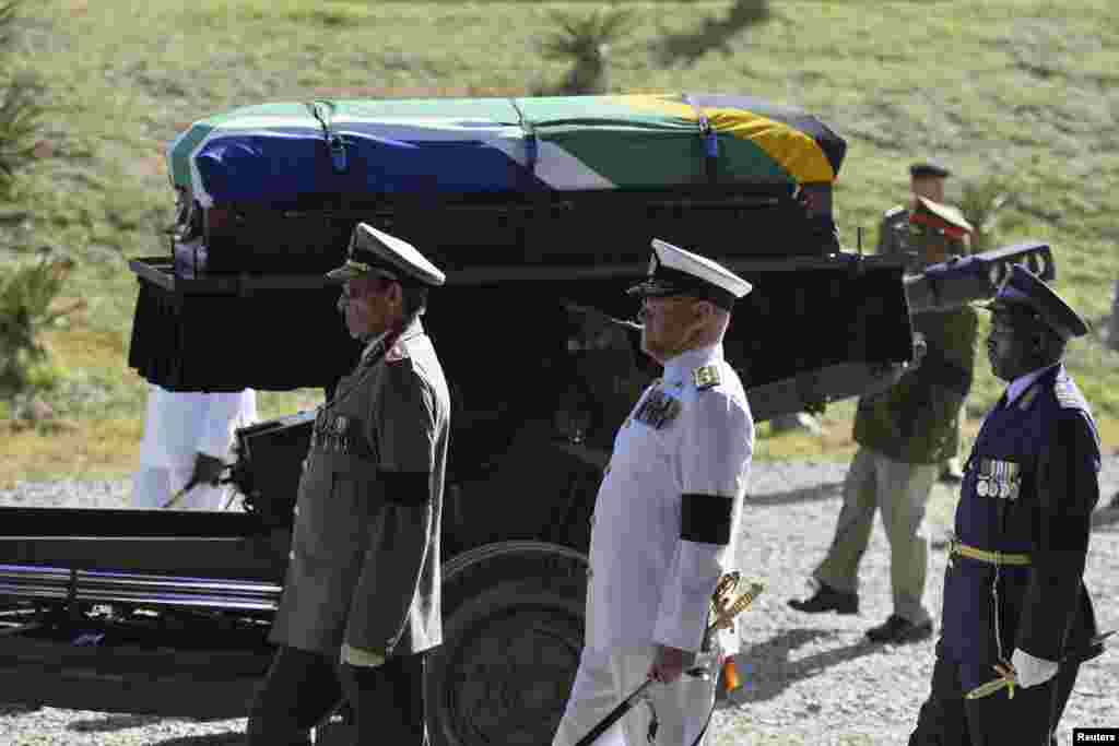 The coffin of South African former president Nelson Mandela is carried on a gun carriage for a traditional burial after the funeral ceremony in Qunu, South Africa, Dec. 15, 2013.&nbsp;