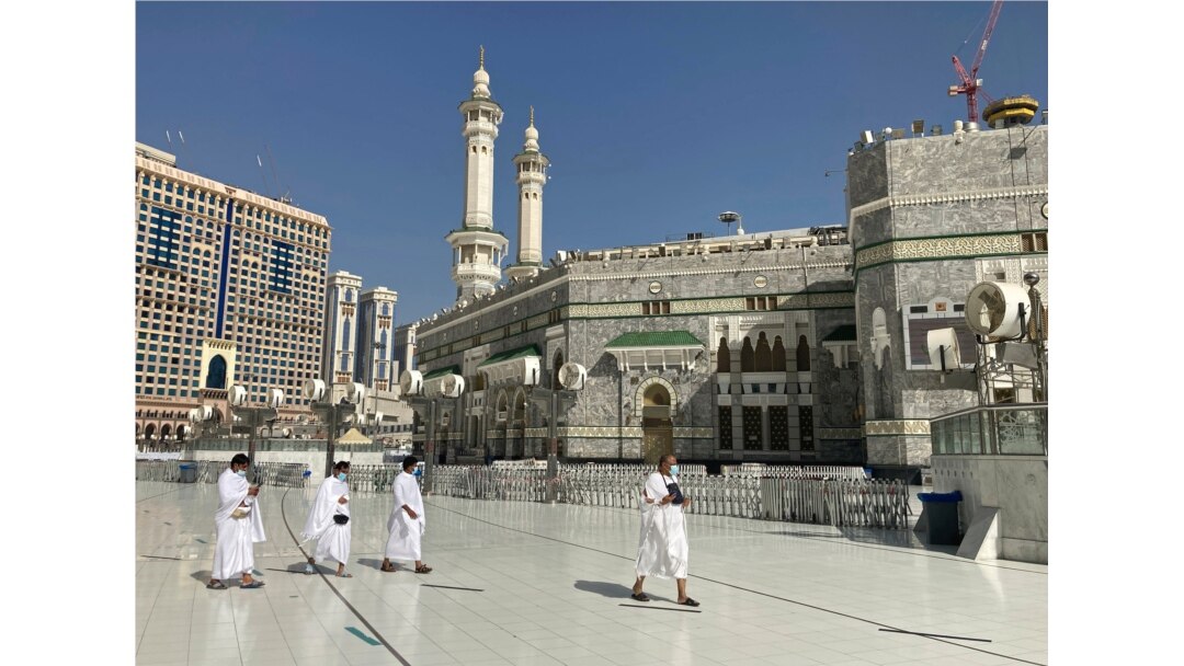 Para jemaah umrah di luar Masjidil Haram menjelang Ramadan Makkah, Arab Saudi, 13 April 2021.