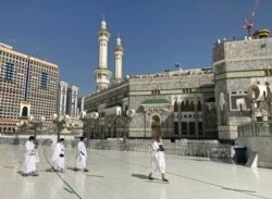 Para jemaah umrah di luar Masjidil Haram menjelang Ramadan Makkah, Arab Saudi, 13 April 2021.