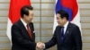 윤석열(왼쪽) 한국 대통령과 기시다 후미오 일본 총리가 16일 도쿄에서 악수하고 있다. 