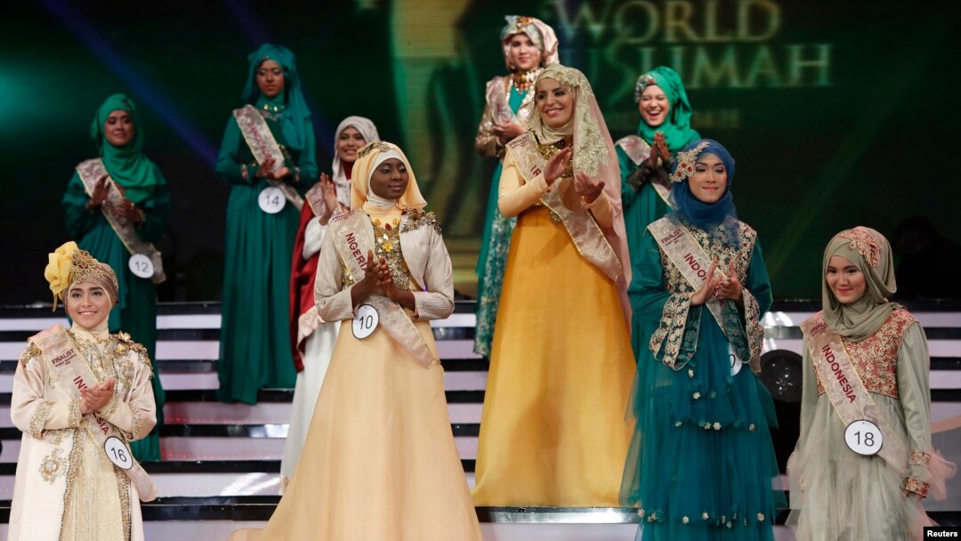 Para peserta ajang ratu kecantikan Muslimah Dunia ke-3 di Jakarta, 2013. (Reuters/Beawiharta)