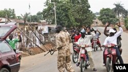 Seorang tentara Nigeria melakukan pemeriksaan terhadap kendaraan di kota Kaduna (21/4).