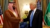 ARCHIVO- El presidente Donald Trump le da la mano al príncipe heredero adjunto saudita y ministro de Defensa, Mohammed bin Salman, durante una reunión bilateral, en Riad, el 20 de mayo de 2017. AP