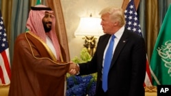 ARCHIVO- El presidente Donald Trump le da la mano al príncipe heredero adjunto saudita y ministro de Defensa, Mohammed bin Salman, durante una reunión bilateral, en Riad, el 20 de mayo de 2017. AP