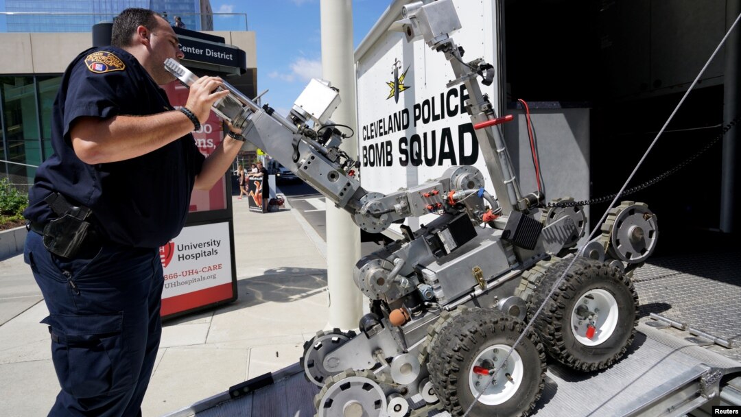 Tehničar policijskog odreda za demontiranje bombi iz Klivelnda utovaruje robotsko vozilo tipa Remotec F5A posle demonstracije policijskim mogućnosti u blizini mesta, gde će sutra početi Republikanska nacionalna konvencija