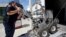 Tehničar policijskog odreda za demontiranje bombi iz Klivelnda utovaruje robotsko vozilo tipa Remotec F5A posle demonstracije policijskim mogućnosti u blizini mesta, gde će sutra početi Republikanska nacionalna konvencija