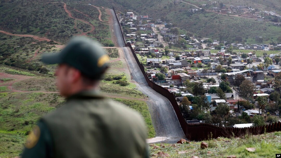ARSIP – Petugas patroli perbatasan, Vincent Pirro, mengamati perbatasan yang memisahkan kota Tijuana, Meksiko dan San Diego, Selasa, 5 Februari 2019 (foto: AP Photo/Gregory Bull)