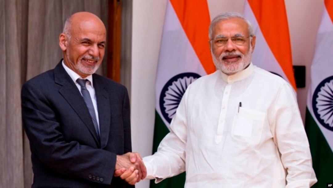 PM India Narendra Modi (kanan) ketika menerima Presiden Afghanistan Mohammad Ashraf Ghani di New Delhi tahun lalu (foto: dok). India mendanai proyek renovasi kantor presiden Afghanistan di Kabul yang berbiaya hampir $ 6 juta dolar..
