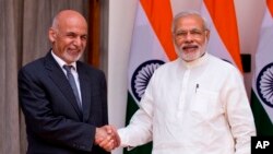 PM India Narendra Modi (kanan) ketika menerima Presiden Afghanistan Mohammad Ashraf Ghani di New Delhi tahun lalu (foto: dok). India mendanai proyek renovasi kantor presiden Afghanistan di Kabul yang berbiaya hampir $ 6 juta dolar..