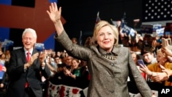 Kandidat Capres Hillary Clinton dan suaminya, mantan Presiden Bill Clinton hadir dalam kampanye Hillary Clinton di Philadelphia (foto: dok).