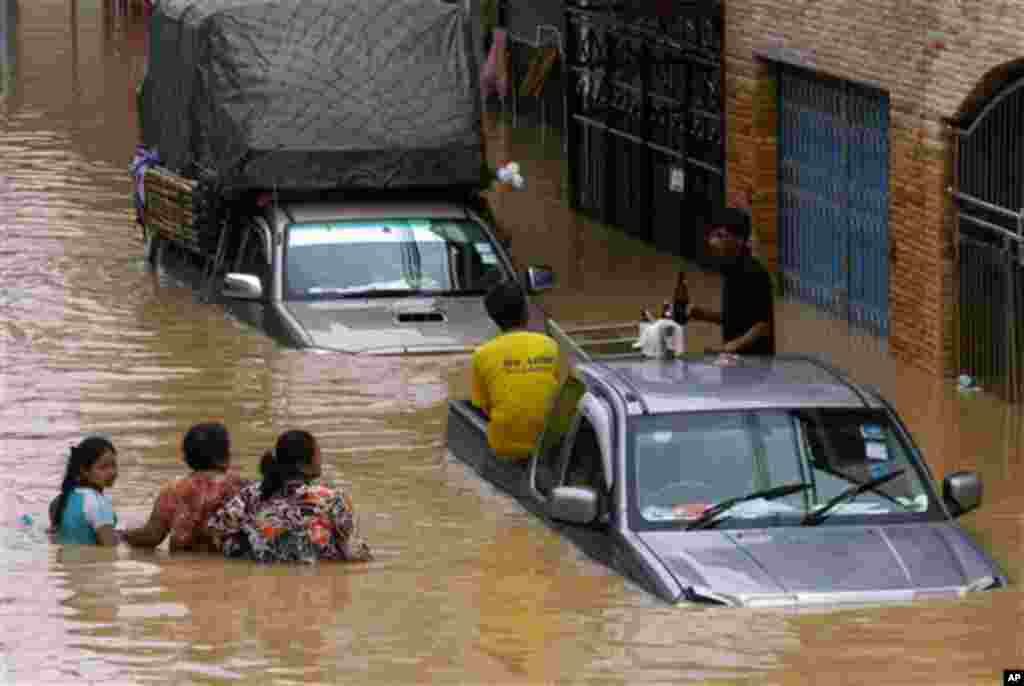 Daadad ka dhacay magaalada  Hat Yai ee gobolka Songkhla Thailand. Dowladda Thailand ayaa ciidamo iyo markbka diyaaradaha xambaara u dirtay si ay gacan u geystaan howlaha gurmadka ee goobaha daadadku ku dhufteen. Nov. 3, 2010
