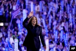 Kamala Harris, partisinin Chicago'da yapılan ulusal kurultayında coşkuyla karşılandı.