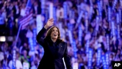 Calon presiden dari Partai Demokrat sekaligus Wakil Presiden AS, Kamala Harris, saat berada di podium dalam Konvensi Nasional Partai Demokrat di Chicago, pada 22 Agustus 2024. (AP/Jacquelyn Martin)