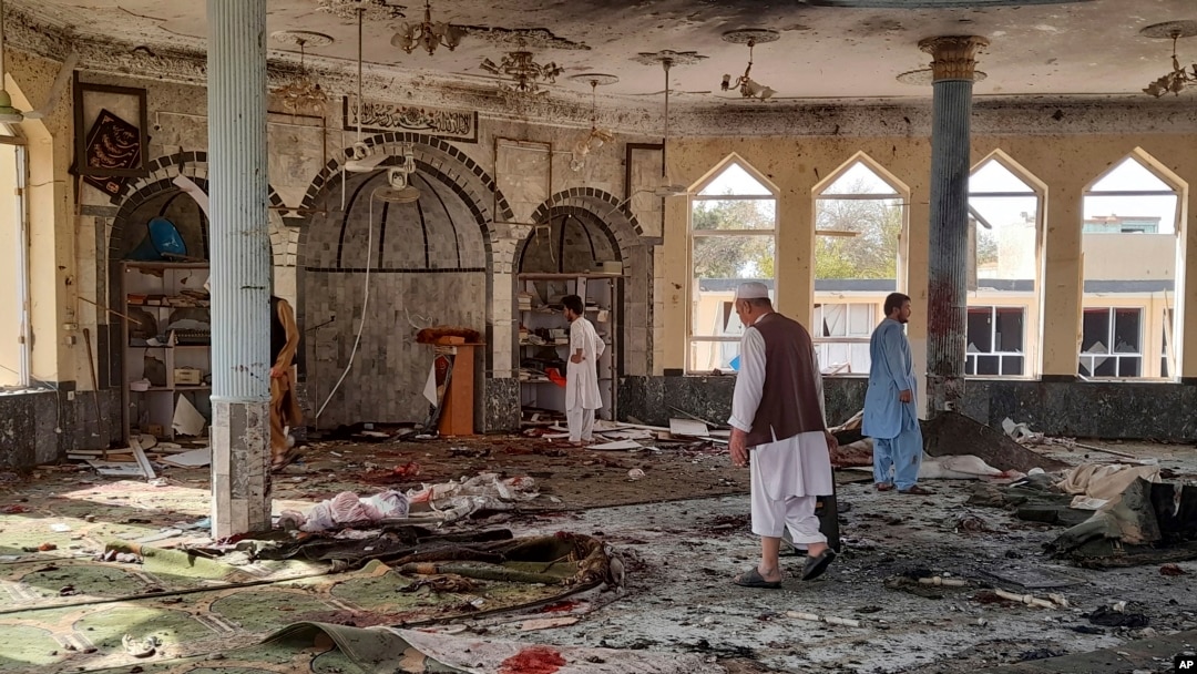 عکس د کندوز په یو جومات کې د تېر کال د اکتوبر د چاودنې دی.