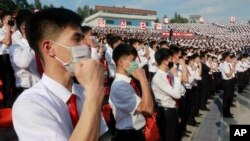 Pelajar Korea Utara berdemo untuk memprotes Korea Selatan setelah para aktivis dan pembelot di Korea Selatan melempar selebaran anti Pyongyang di perbatasan. Demo berlangsung di Pyongyang Youth Park Open-air Theatre di Pyongyang, 6 Juni 2020. 