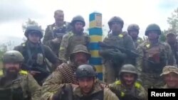 Ukrainian troops stand at the Ukraine-Russia border in what was said to be the Kharkiv region