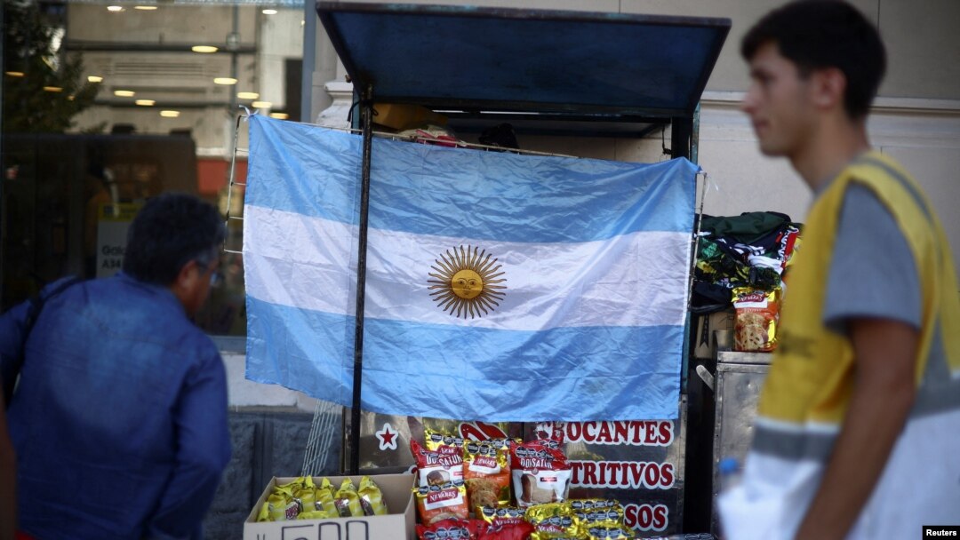 Bandera argentina en una puesto de ventas en Buenos Aires, el 12 de diciembre.