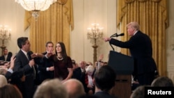 Le journaliste de CNN Jim Acosta face au président Donald Trump lors d'une conférence de presse à la Maison Blanche, 7 nov 2018.