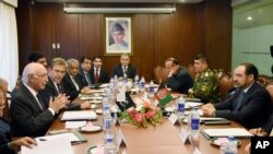 FILE - Pakistan's National Security Advisor Sartaj Aziz, far left, holds talks with Afghan Foreign Minister Salahuddin Rabbani, far right, at the Foreign Ministry in Islamabad, Pakistan, Aug. 13, 2015.