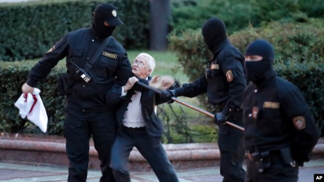Aktivistja 73-vjeçare Nina Baginskaya është shndërruar në ikonë të protestave