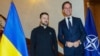 Sekretari i Përgjithshëm i NATO-s, Mark Rutte, duke u përshëndetur në Bruksel me Presidentin e Ukrainës, Volodymyr Zelenskiy (18 dhjetor 2024)