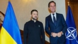 Sekretari i Përgjithshëm i NATO-s, Mark Rutte, duke u përshëndetur në Bruksel me Presidentin e Ukrainës, Volodymyr Zelenskiy (18 dhjetor 2024)