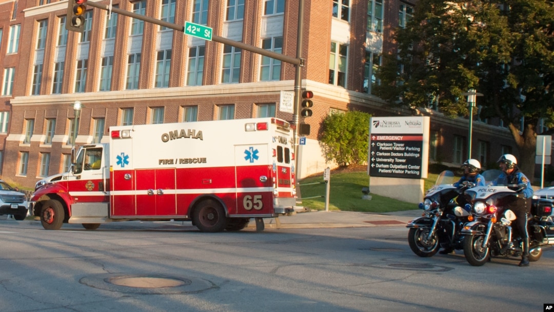 Ambulans membawa jurnalis AS yang terjangkit ebola, Ashoka Mukpo ke sebuah rumah sakit di Omaha, Nebraska (6/10).