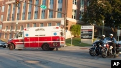 Ambulans membawa jurnalis AS yang terjangkit ebola, Ashoka Mukpo ke sebuah rumah sakit di Omaha, Nebraska (6/10).