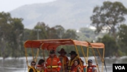 Los rescatistas ayudan en la evacuación de los pobladores de Rockhampton.