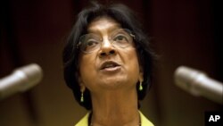 La Alta Comisionada de la ONU para los Derechos Humanos, Navi Pillay, aplaudió la apertura migratoria de Cuba, pero los animó a "abrir más" el país.