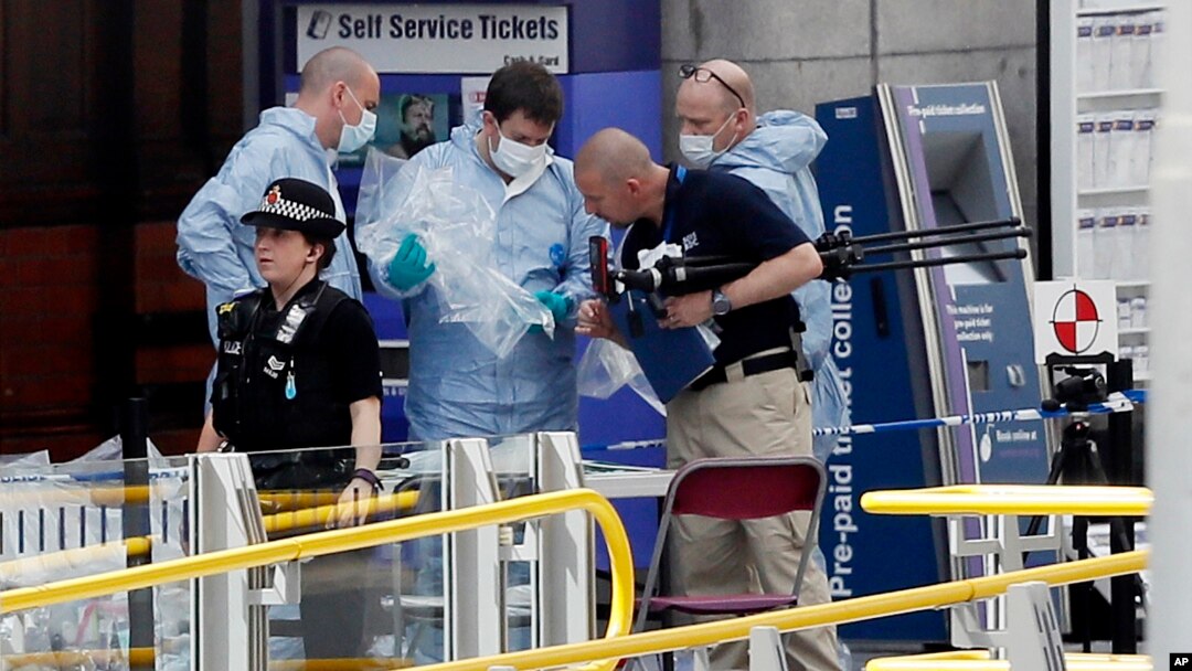 Para petugas forensik melakukan investigasi di Manchester Arena, Manchester, pasca ledakan yang menewaskan 22 orang, Selasa (23/5).
