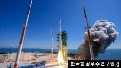 한국형 발사체 누리호가 7일 오후 전남광주 고흥 나로우주센터 발사대에서 상승하고 있다. (출처: 한국항공우주연구원)