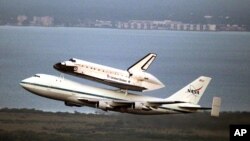 El transbordador espacial Endeavour vuela encima de un jet modificado a su despegue del Centro Espacial Kennedy, en Florida, rumbo a California, su destino final.