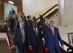 FILE —The Prime Minister of the Democratic Republic of Congo Augustin Matata Ponyo, front center, walks with US Secretary of State John Kerry (R) after meetings at the Palais de la Nation in Kinshasa, May 4, 2014.